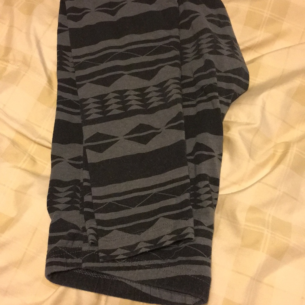 Sayings. Old Navy. Black and gray. Medium.